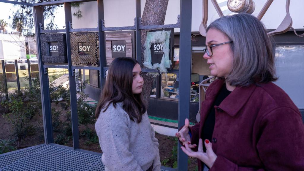 Aída y Neus, en el LivingLab de AIMPLAS.