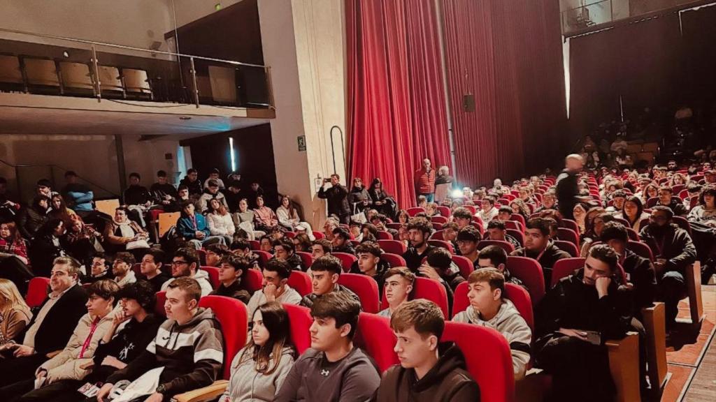 Jóvenes en el evento