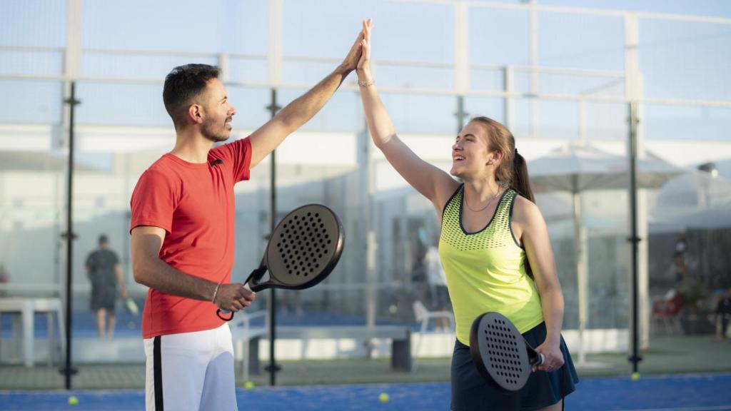 Pareja al terminar un partido de pádel.