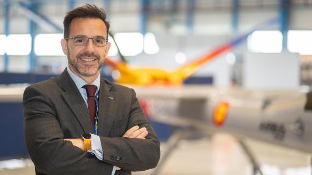 Modesto Revuelta, ingeniero de Airbus y responsable del programa SIRTAP posa para El Español con el 'dron espía' de fondo