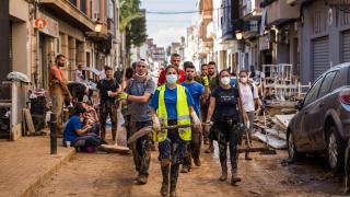 Un grupo de voluntarios caminan hacia las zonas más devastadas por la DANA.