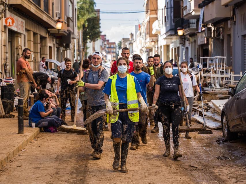 Un grupo de voluntarios caminan hacia las zonas más devastadas por la DANA.