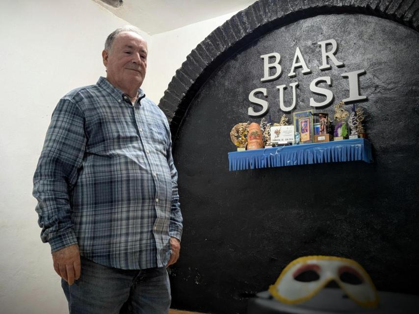 Una imagen de Paco mirando una máscara.