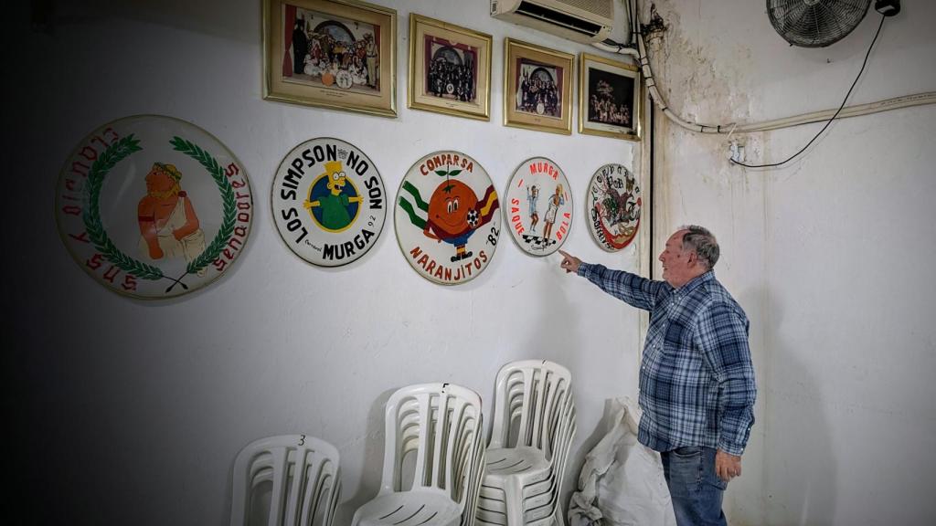 Paco señala el recuerdo de 'Saque Bola'.