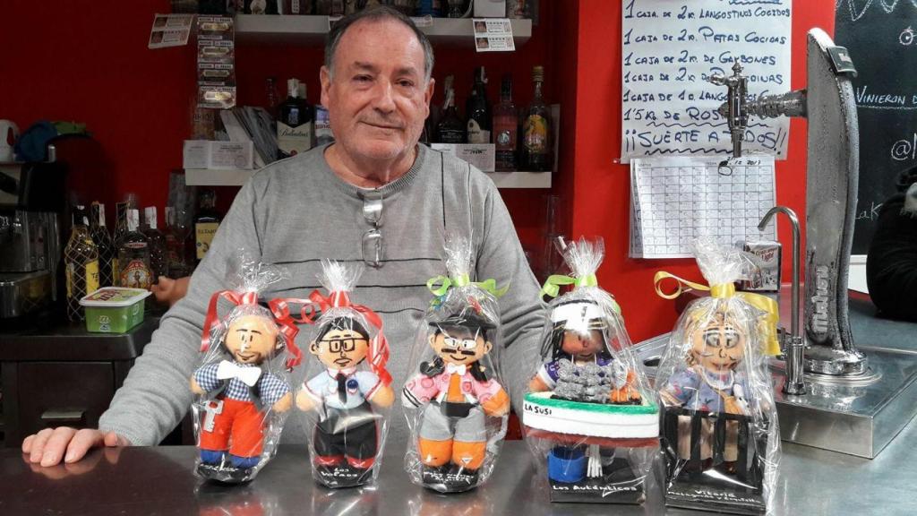 Paco, con algunos recuerdos de agrupaciones.