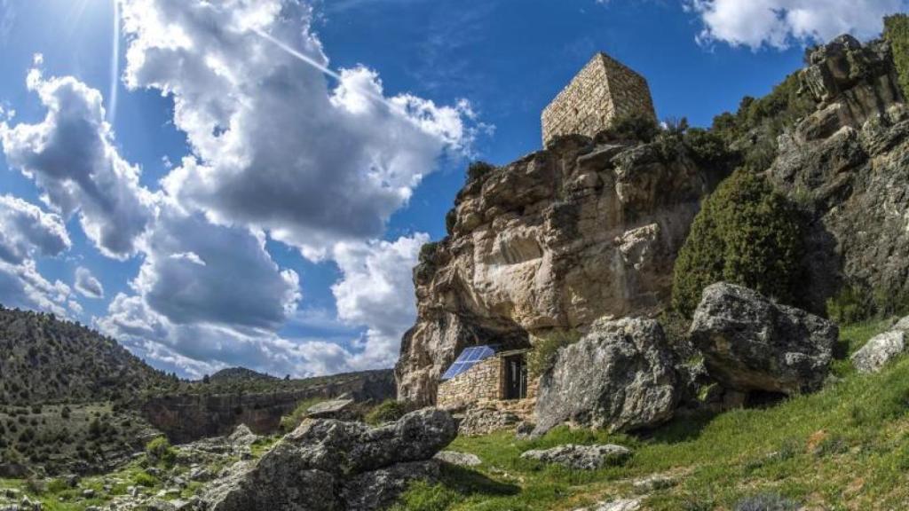 Vista general de la Cueva de los Casares en Riba de Saelices.