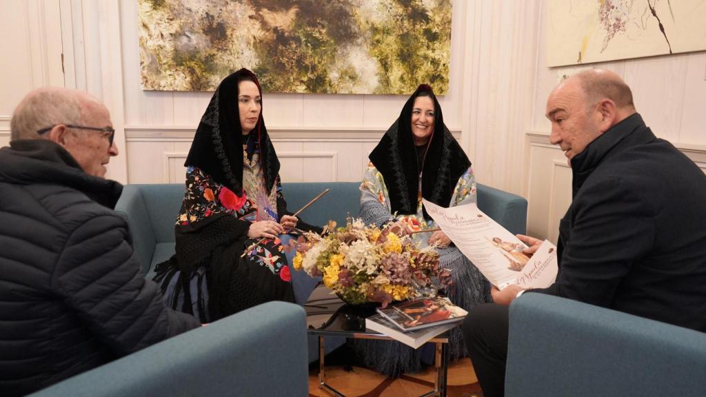 El presidente de la Diputación de Segovia, Miguel Ángel de Vicente, ha recibido a Alcaldesas de la fiesta de Santa Águeda de Zamarramala para este 2025, Sara Palomo y Mónica Arévalo. Han protagonizado una visita institucional al Palacio Provincial, cumpliendo con la tradición en la semana que se va a coronar con la celebración del fin de semana y que cuenta con la declaración de Interés Turístico Nacional desde el año 1976. Tanto las Alcaldesas como el resto del Concejo de Aguederas viven con toda la ilusión estas jornadas, sabiendo que son garantes de una tradición muy arraigada en el territorio y que ya ha tenido ejemplos en distintos municipios a lo largo de estos días, para honrar a la santa y mártir. Las Alcaldesas han estado acompañadas en su visita por el párroco de Zamarramala. A ellas, el presidente les ha entregado sendos ejemplares del libro 'Indumentaria de Segovia' y, a él, de 'La Sala de Pintura. Catedral de Segovia', en cuyas ediciones ha participado la Diputación.