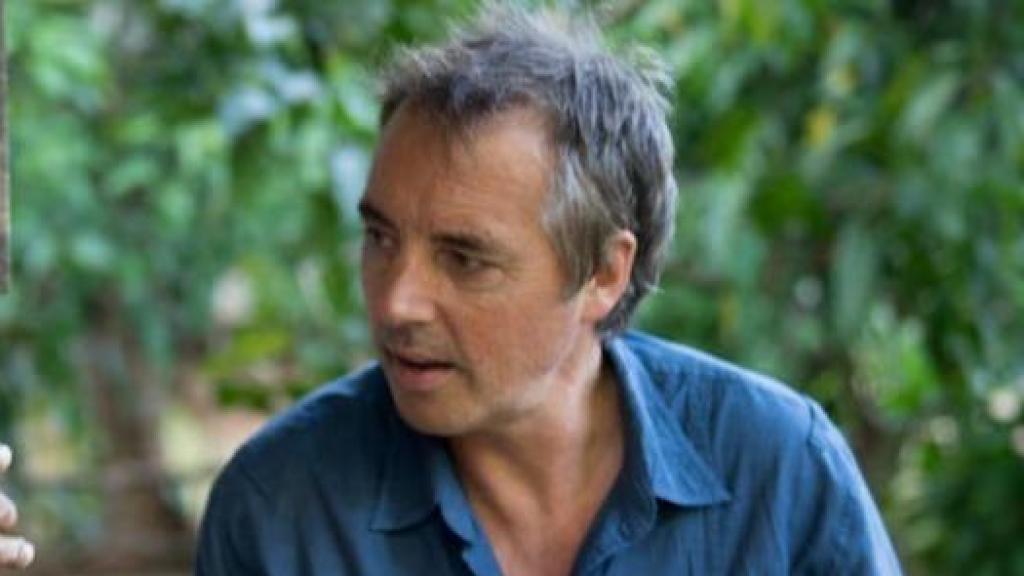 Dan Buettner junto a una centenaria.