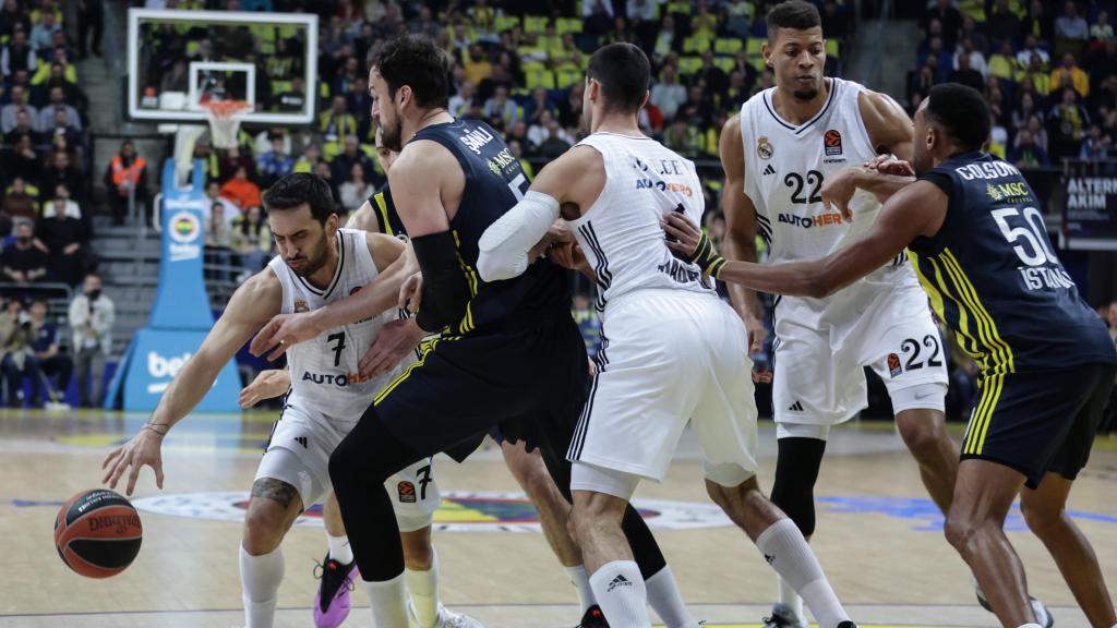 Campazzo sufre la presión de Sertac Sanli.