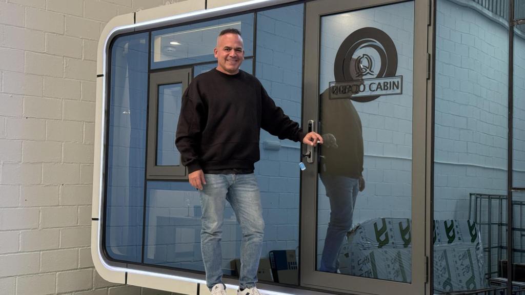 Jon posa en la puerta de una de las cabinas que tiene expuesta en Collado Villalba.