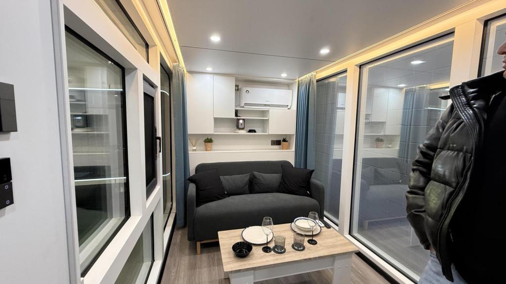 Interior del salón del modelo M50, uno de los más pequeños que vende Qosqocabin.