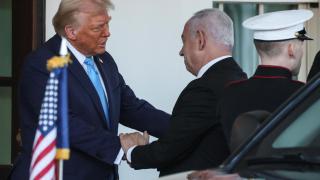 Donald Trump y Benjamin Netanyahu se estrechan la mano a la entrada de la Casa Blanca en Washington, Estados Unidos.