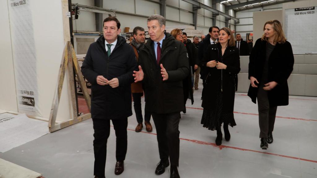 El presidente del Partido Popular, Alberto Núñez Feijóo; y el presidente de la Junta de Castilla y León y del PP regional, Alfonso Fernández Mañueco(I), visitan la empresa Medgon, en Carrión de los Condes, (Palencia)