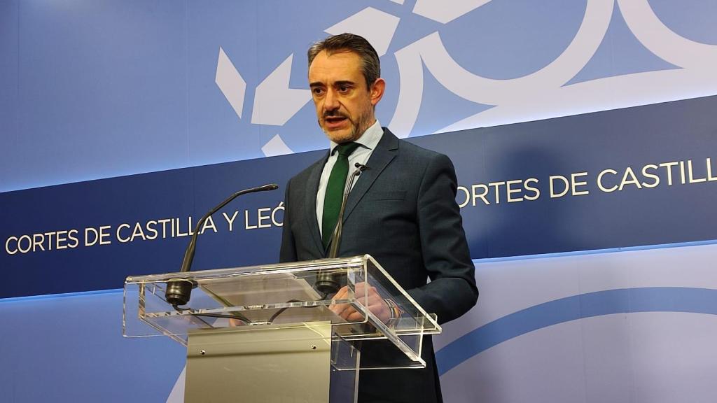 El portavoz de Vox, David Hierro, durante la rueda de prensa posterior a la Junta de Portavoces de este jueves