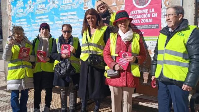 La agrupación de Vox de Villaquilambre colocando los carteles