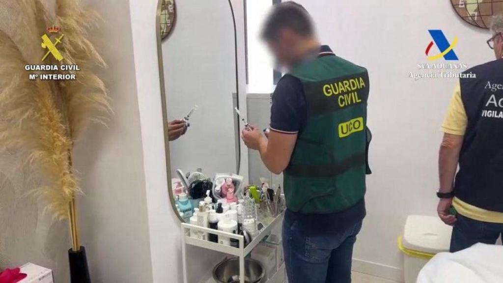 Un agente de la Guardia Civil inspecciona el material incautado.