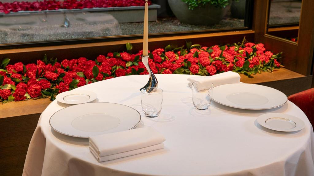 Saddle y su mesa cubiertos de pétalos.