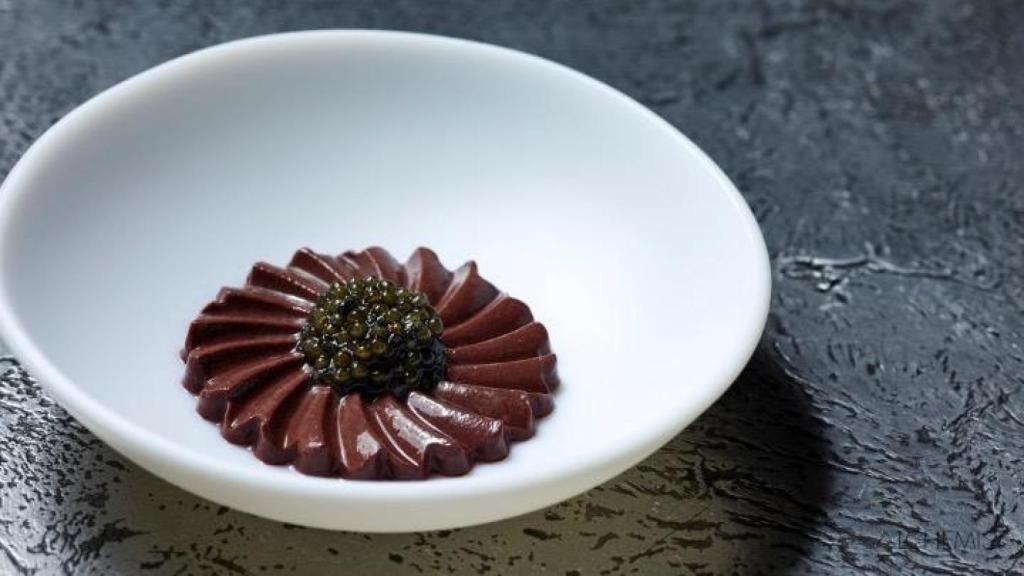Helado de lías de cereza danesa, caviar y AOVE del Restaurante Alchemist.