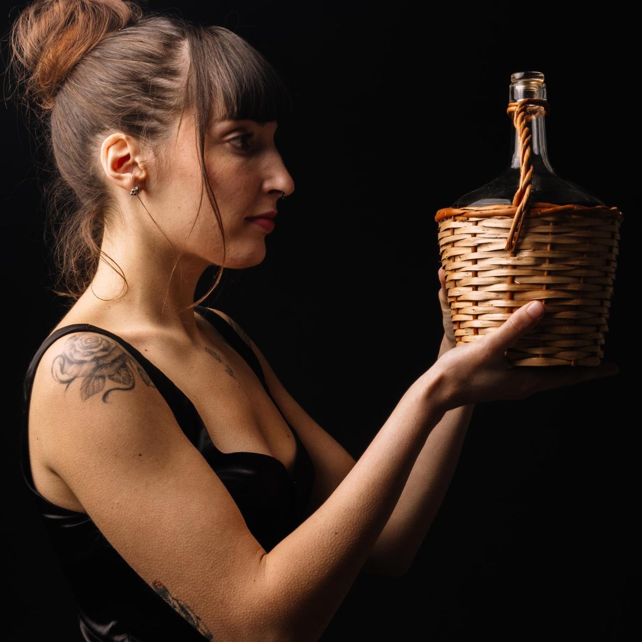 Esther con las lías de la sidra Zapiaín.