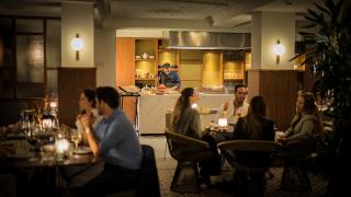 El restaurante de Barcelona al que todos peregrinan por su deliciosa tortilla de patatas y sus bravas deconstruidas