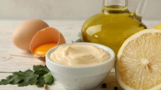 Ni huevo ni leche: el truco de un chef profesional para hacer una mayonesa con más proteína, menos grasa y sin colesterol