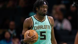 Mark Williams, durante un partido de los Hornets.