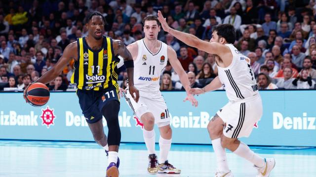 Nigel Hayes-Davis conduce el balón durante el partido de la primera vuelta.