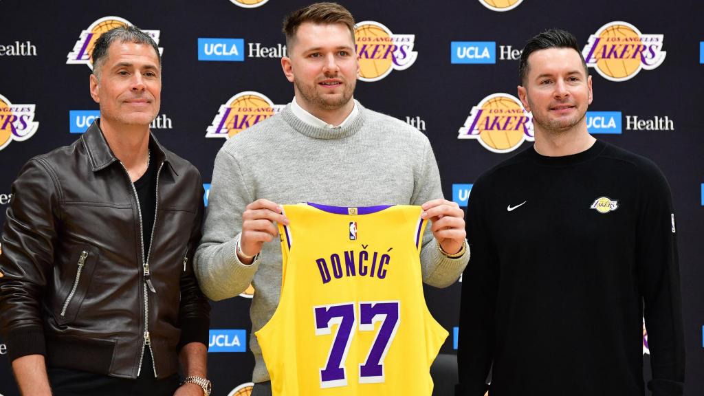 Rob Pelinka, general manager de Lakers, Luka Doncic y JJ Redick, entrenador principal del equipo,
