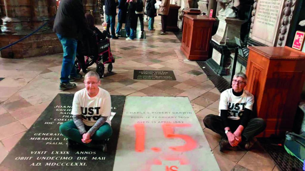 Activistas de Just Stop Oil durante la acción en la tumba de charles Darwin.