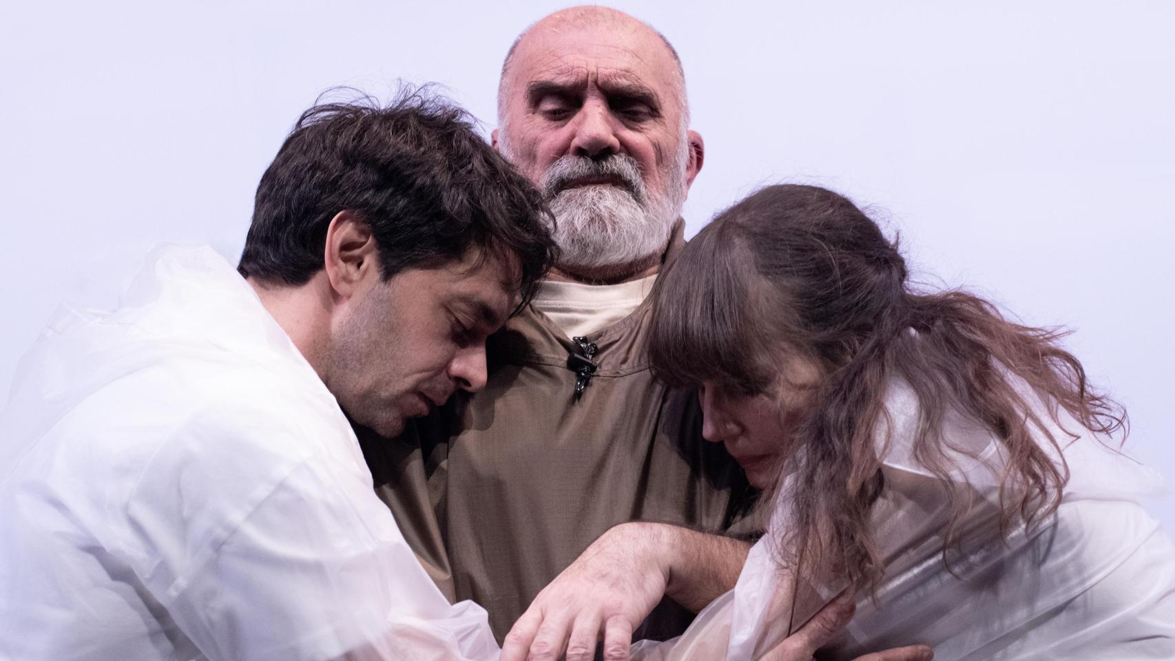 Escena de 'Viento fuerte' en el teatro español, con Alberto Amarilla, Felipe García Vélez y Zaida Alonso. Foto: Teatro Español