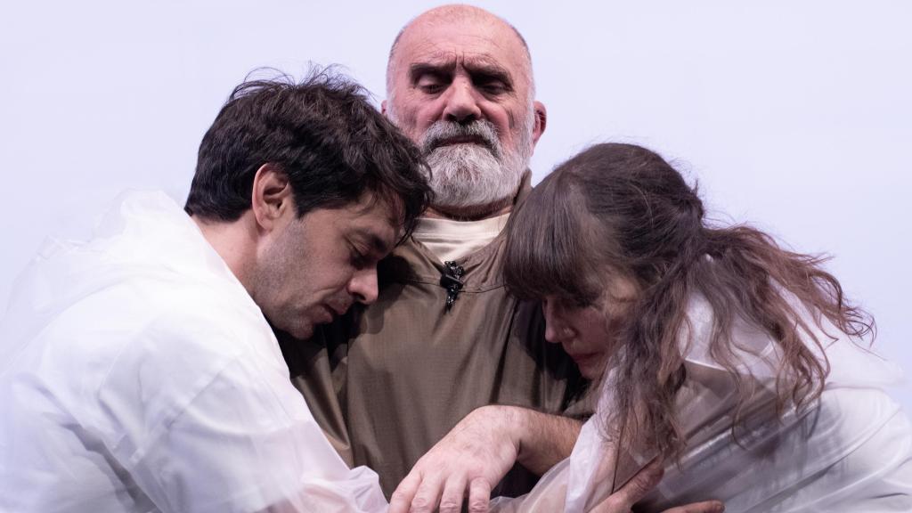 Escena de 'Viento fuerte' en el teatro español, con Alberto Amarilla, Felipe García Vélez y Zaida Alonso. Foto: Teatro Español