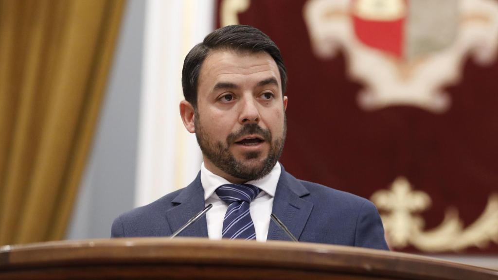 Iván Sánchez, portavoz de Vox en las Cortes de Castilla-La Mancha, durante su intervención.