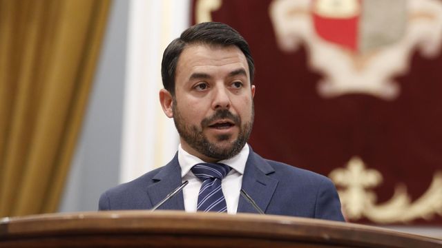 Iván Sánchez, portavoz de Vox en las Cortes de Castilla-La Mancha, durante su intervención.