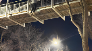 Peligroso reto de un 'instagramer' en un pueblo de Ciudad Real: se cuelga de un puente y acaba siendo denunciado