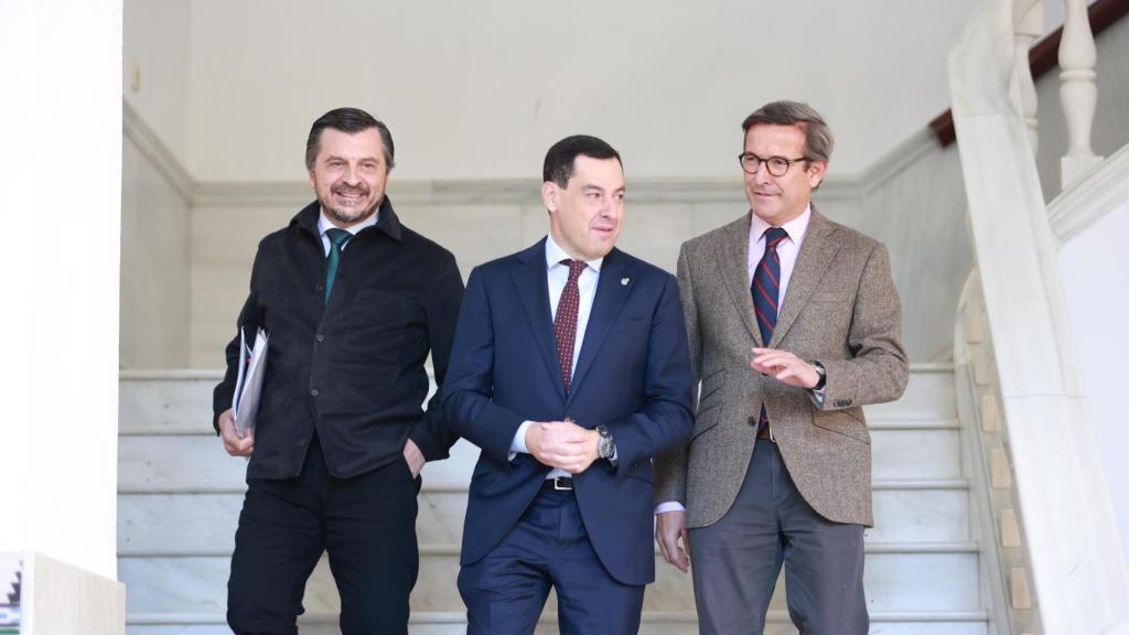 Juanma Moreno, en el centro, este jueves en el Parlamento.