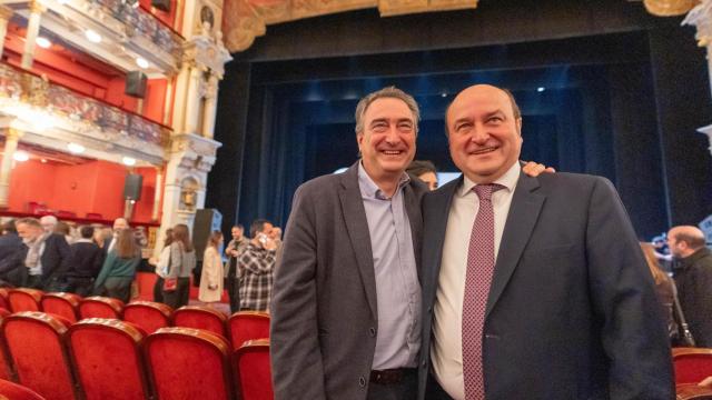 Aitor Esteban junto a Andoni Ortuzar.