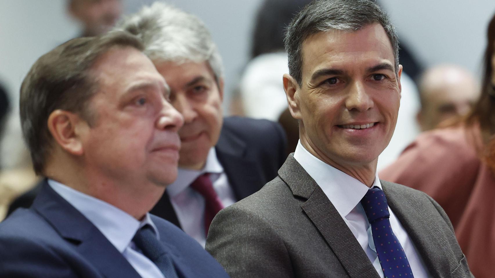 El ministro de Agricultura, Luis Planas, y el presidente del Gobierno, Pedro Sánchez.