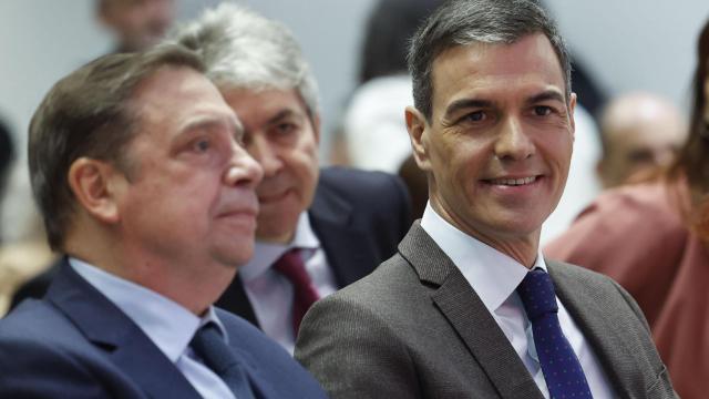 El ministro de Agricultura, Luis Planas, y el presidente del Gobierno, Pedro Sánchez.