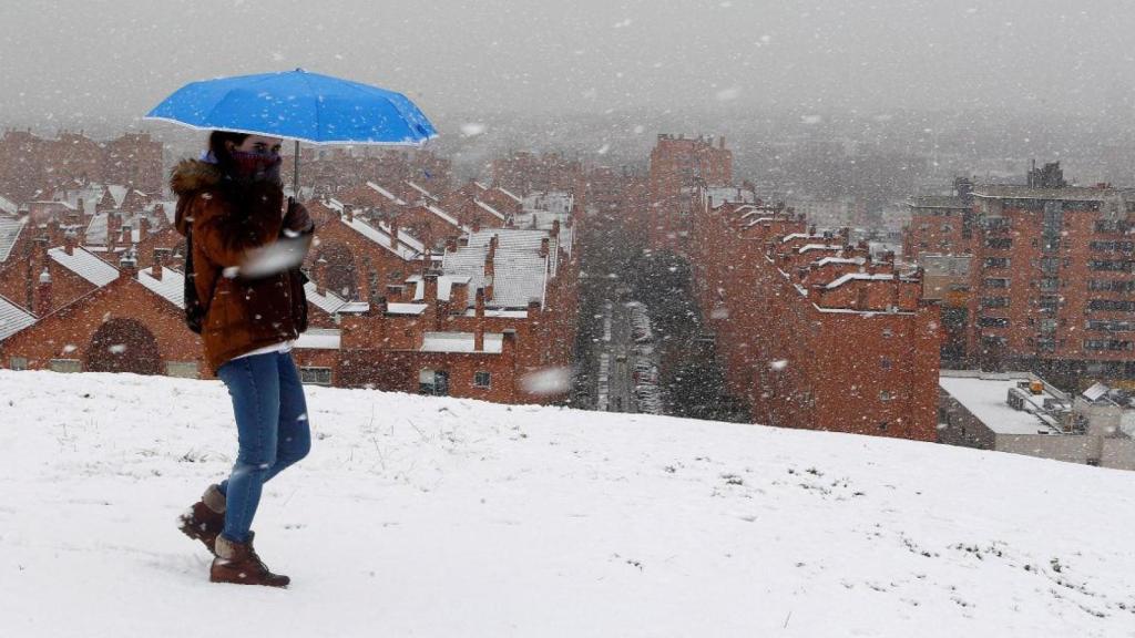 La ciudad de Madrid bajo una intensa nevada.