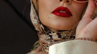 La popularidad del labial rojo aumenta en los periodos de crisis social