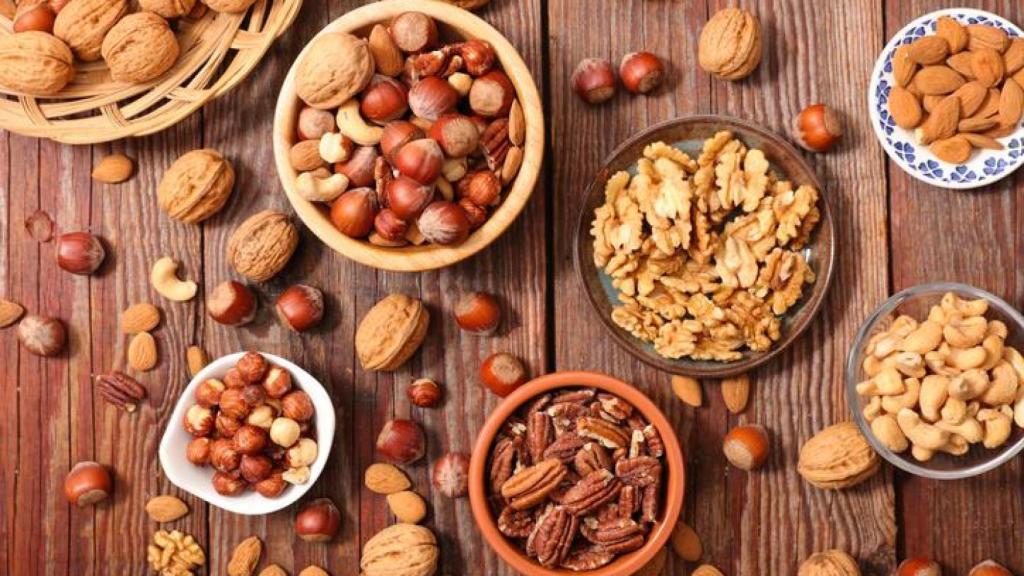 Mesa con cuencos con diferentes tipos de frutos secos.