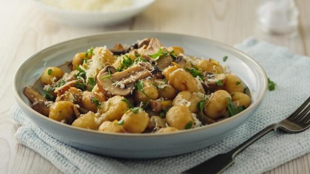 Plato de ñoquis con setas.