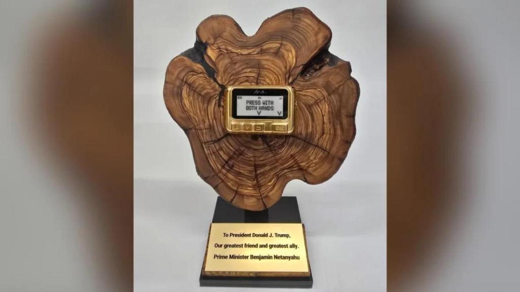 El busca de oro regalado a Donald Trump por Benjamin Netanyahu, en su visita al despacho oval.