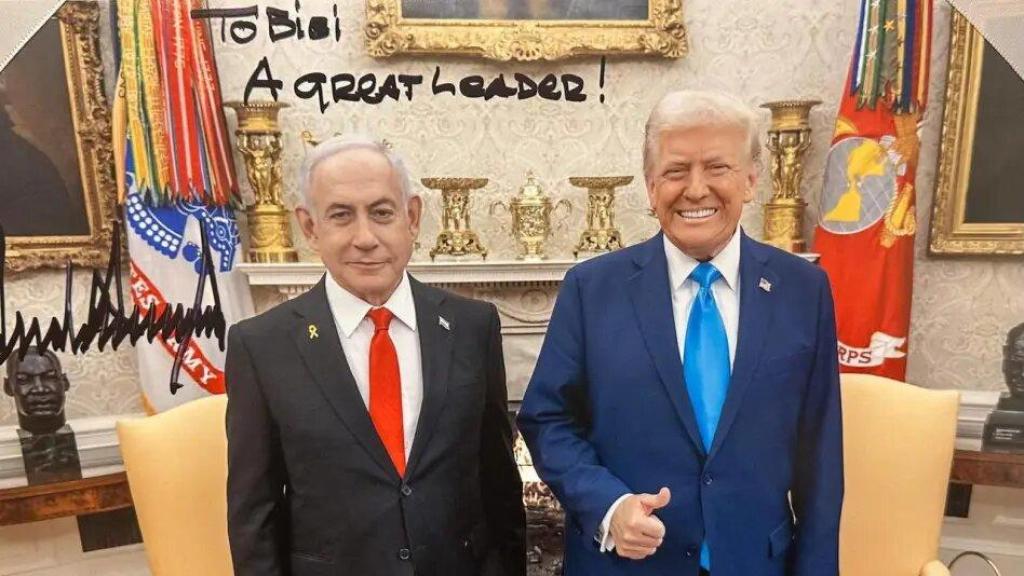 Donald Trump posa junto a Benjamin Netanyahu, al que le dedicó esta foto: A Bibi, un gran líder.