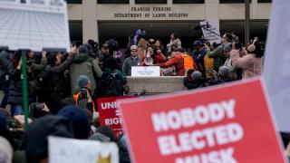 Protesta contra el presidente estadounidense Donald Trump y las acciones que ha tomado en las primeras semanas de su Presidencia, frente al Departamento de Trabajo en Washington.