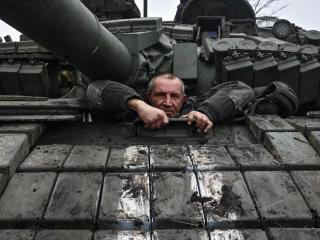 Un militar del batallón de tanques de la 128.ª Brigada de asalto de montaña de Transcarpatia, en la región de Zaporizhia.