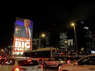 Una pancarta en un edificio en Israel pide un acuerdo de paz regional.