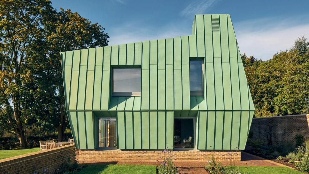El revestimiento de cobre ofrece sombras para evitar la entrada de calor por los grandes ventanales