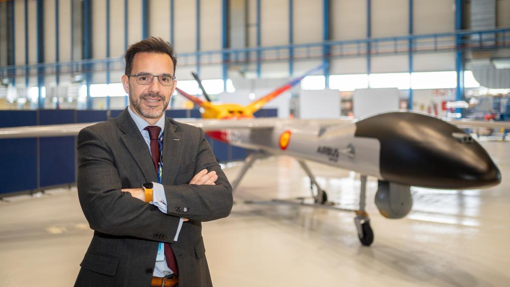 Modesto Revuelta, ingeniero aeronáutico por la Universidad Politécnica de Madrid, es el responsable del programa SiRTAP de Airbus Defence and Space; en la imagen, posa frente a una maqueta 1:1 de un dron espía en las instalaciones de la compañía en Getafe.