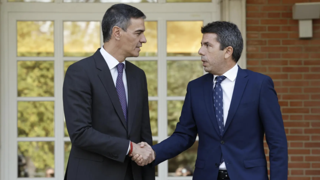 Pedro Sánchez y Carlos Mazón se dan la mano en Moncloa en una reunión de octubre.  Efe/ Chema Moya